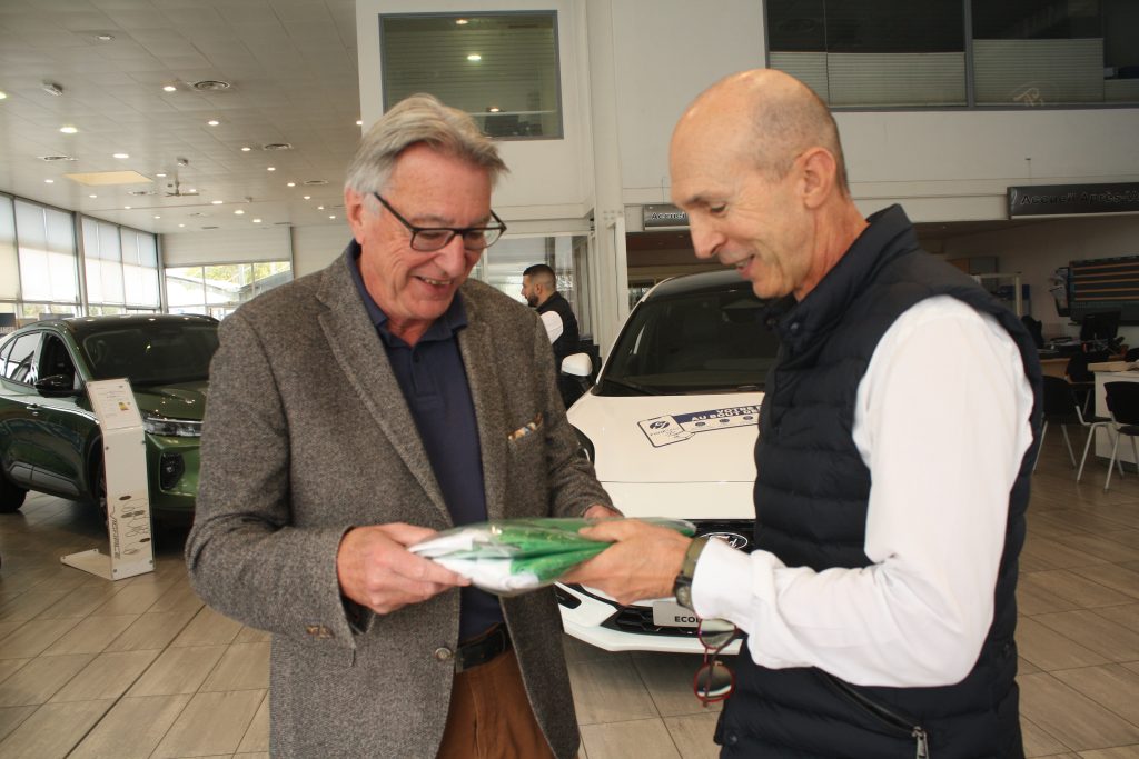 Guy Sans, président de la Ronde de l'Isard, et Mr Lagasse, directeur Ford Roques-sur-Garonne.
