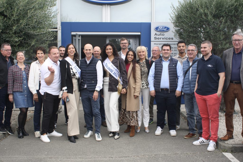 Mr Lagasse, directeur de Ford Roques-sur-Garonne, avec son équipe et des membres de la Ronde de L’Isard.